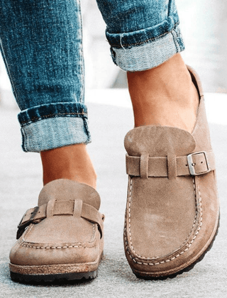 Versatile women's flats: ergonomic slip-on clogs with natural cork sole for everyday comfort.