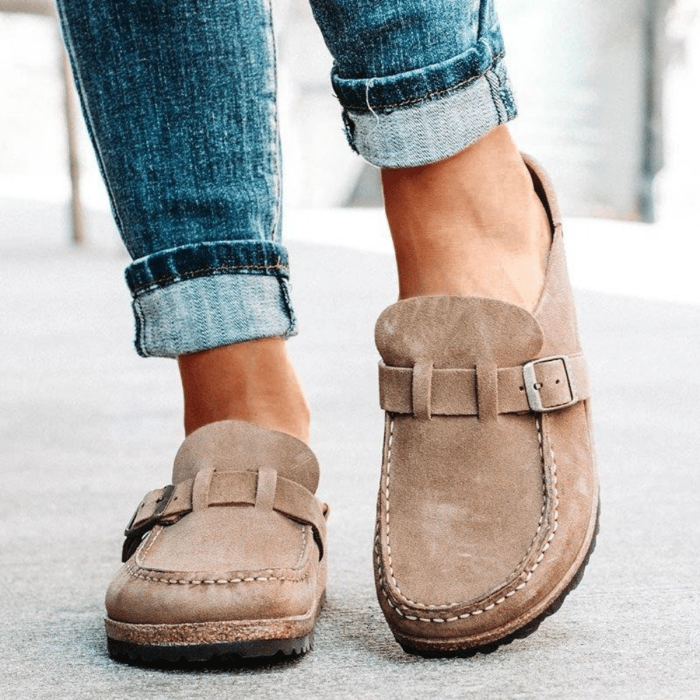 Versatile women's flats: ergonomic slip-on clogs with natural cork sole for everyday comfort.
