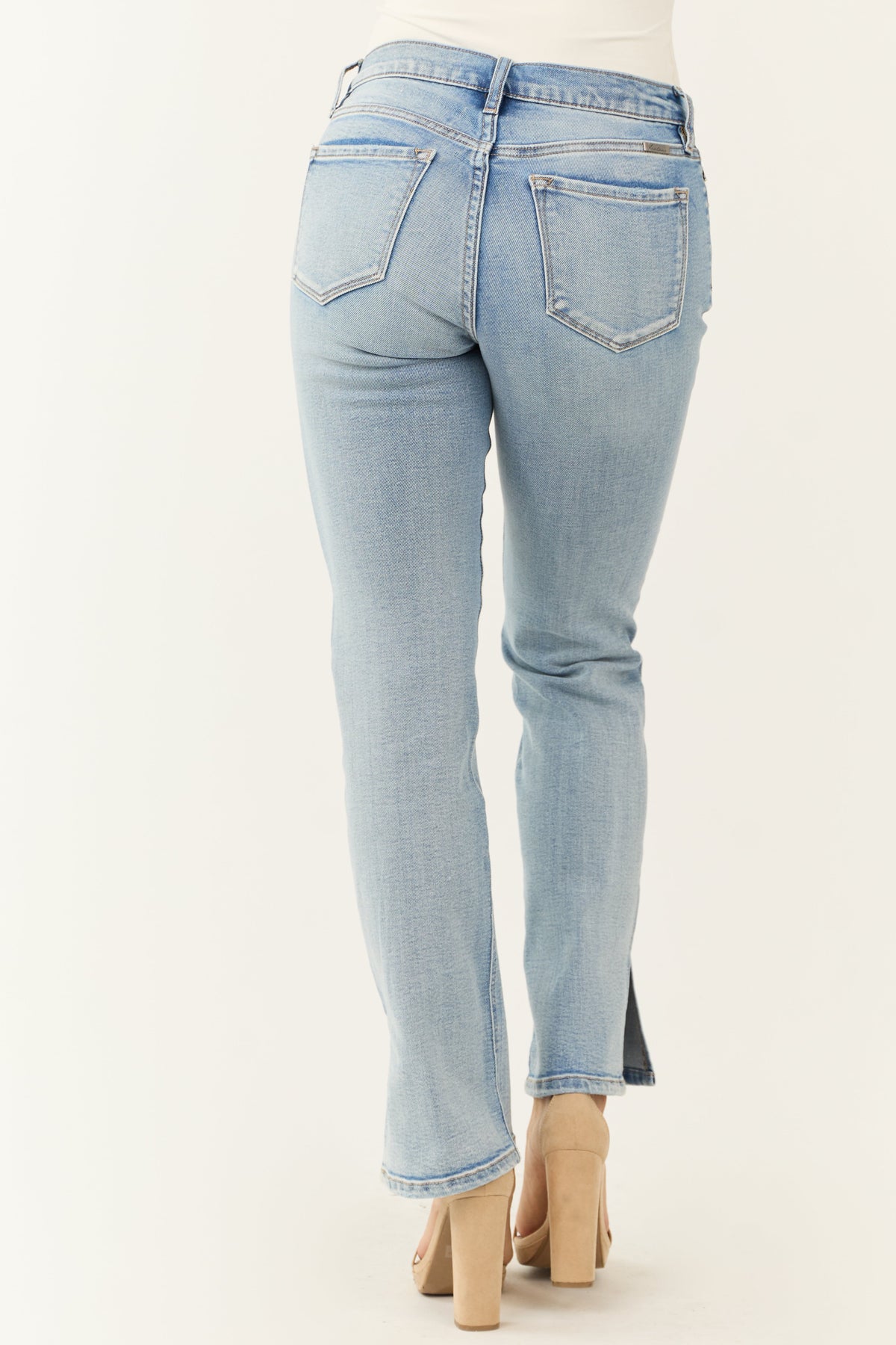 Stylish women's light blue straight-leg jeans, a classic and comfortable choice for casual outings.