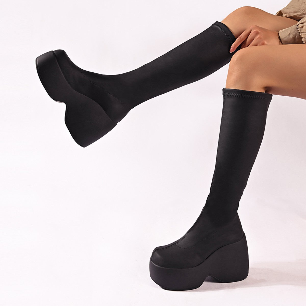 Black women's high-performance platform boots, ergonomic & comfortable for versatile wear.
