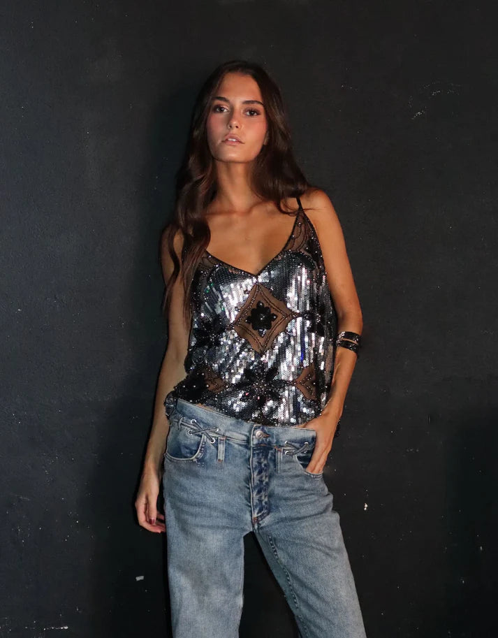 Dressy women's mesh top, V-neck, shimmering sequins, ideal for a stylish party or occasion.
