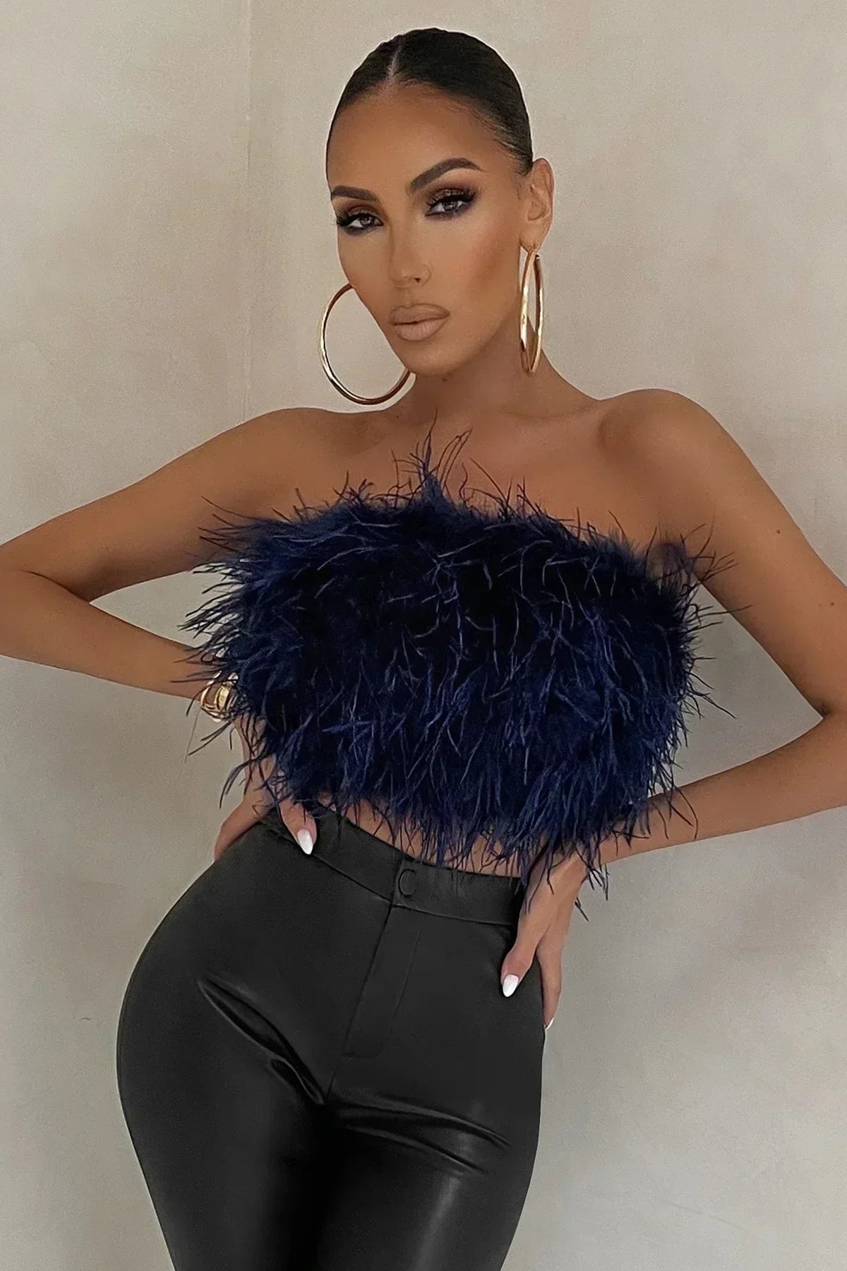 Summer fashion feather tube top, a trendy sleeveless crop top for women's style.